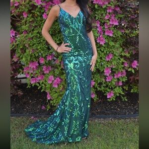 Elegant Green Sequin Prom Evening Gown